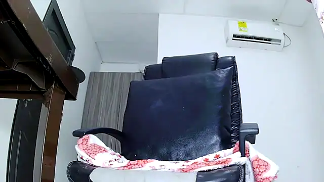 Snapshot of Violetacam_05 chatting on November 30, 10:38 am Violetacam 05 online show from November 30, 10:38 am