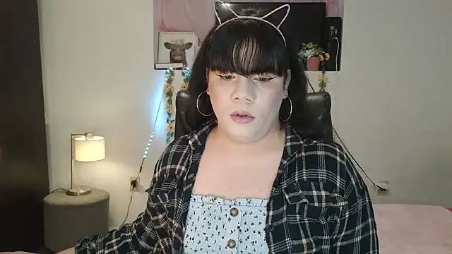 Snapshot of Violetacam_05 chatting on January 24, 3:00 am Violetacam 05 online show from January 24, 3:00 am