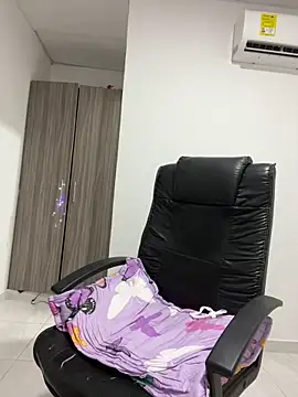 Snapshot of Violetacam_05 chatting on September 18, 5:21 am Violetacam 05 online show from September 18, 5:21 am