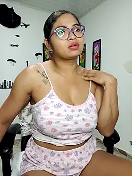 Snapshot of chalohott chatting on October 22, 9:42 am chalohott online show from October 22, 9:42 am