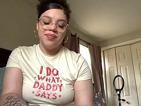 QueenNuttCollector online show from April 20, 4:41 pm