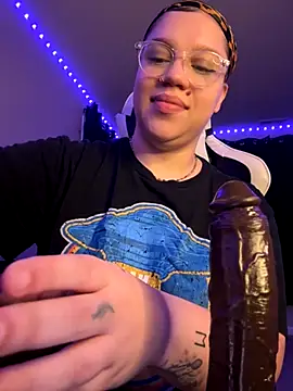 QueenNuttCollector online show from October 19, 9:56 am