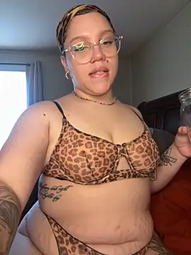 QueenNuttCollector online show from October 23, 4:49 pm