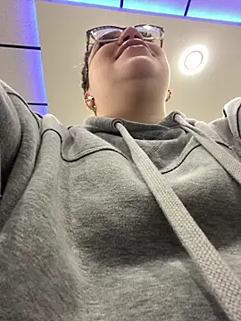 QueenNuttCollector online show from February 15, 4:23 pm