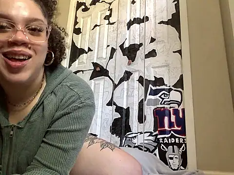 QueenNuttCollector online show from May 1, 4:23 pm