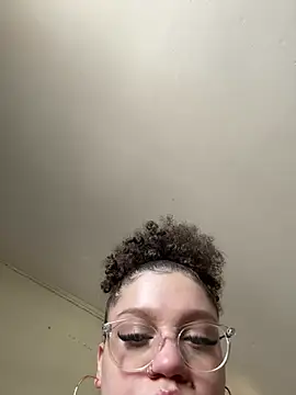 QueenNuttCollector online show from February 13, 5:13 pm