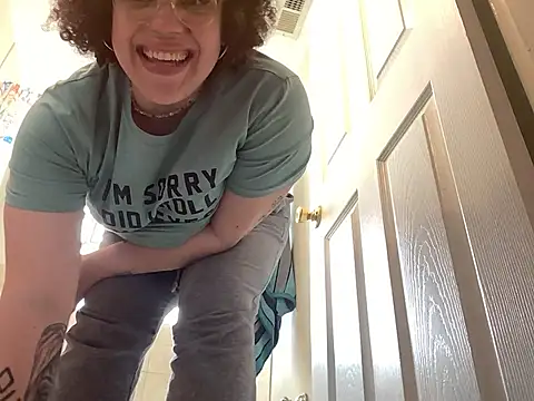 QueenNuttCollector online show from April 15, 3:05 pm