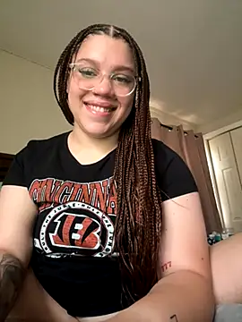 QueenNuttCollector online show from November 18, 5:38 pm