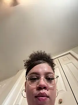 QueenNuttCollector online show from March 8, 5:05 pm