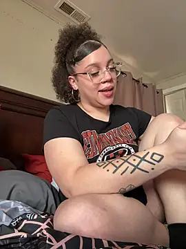 QueenNuttCollector online show from February 6, 5:31 pm