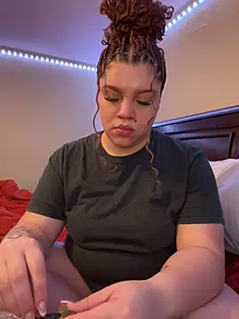 QueenNuttCollector online show from March 19, 11:57 pm