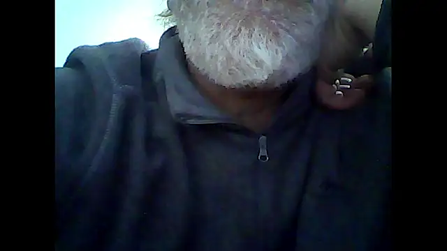 Snapshot of xcimeru chatting on December 17, 3:28 pm xcimeru online show from December 17, 3:28 pm