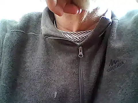 Snapshot of xcimeru chatting on March 3, 2:35 pm xcimeru online show from March 3, 2:35 pm