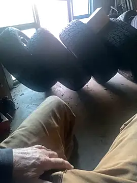 Snapshot of Themechanic420 chatting on December 3, 10:23 pm Themechanic420 online show from December 3, 10:23 pm