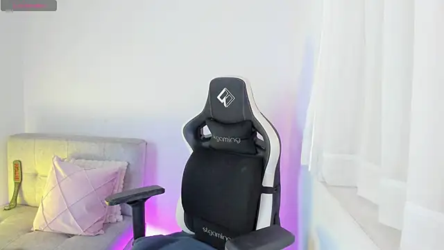 ambar-wells online show from April 18, 5:37 pm