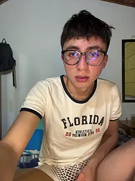 Snapshot of CamiRojas_boy chatting on June 20, 3:44 am CamiRojas boy online show from June 20, 3:44 am
