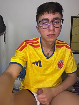 Snapshot of CamiRojas_boy chatting on June 18, 4:55 am CamiRojas boy online show from June 18, 4:55 am