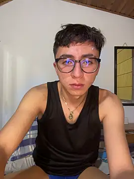 Snapshot of CamiRojas_boy chatting on June 14, 3:30 am CamiRojas boy online show from June 14, 3:30 am