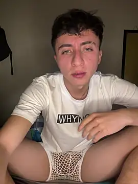 Snapshot of CamiRojas_boy chatting on July 17, 3:37 am CamiRojas boy online show from July 17, 3:37 am