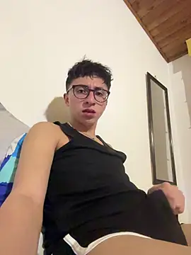 Snapshot of CamiRojas_boy chatting on June 21, 4:07 am CamiRojas boy online show from June 21, 4:07 am