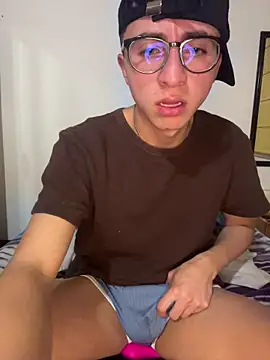 Snapshot of CamiRojas_boy chatting on June 16, 4:01 am CamiRojas boy online show from June 16, 4:01 am