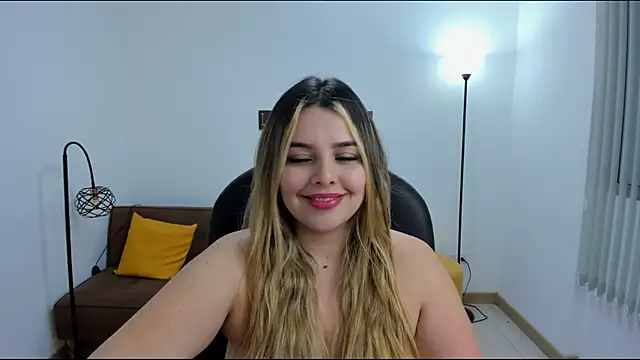 Snapshot of camiilaa1 chatting on February 13, 8:06 am camiilaa1 online show from February 13, 8:06 am