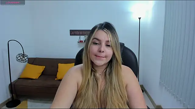 Snapshot of camiilaa1 chatting on February 2, 6:14 am camiilaa1 online show from February 2, 6:14 am