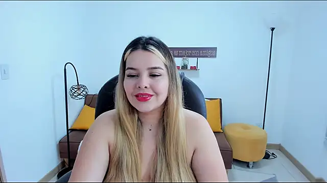 Snapshot of camiilaa1 chatting on February 16, 10:11 pm camiilaa1 online show from February 16, 10:11 pm