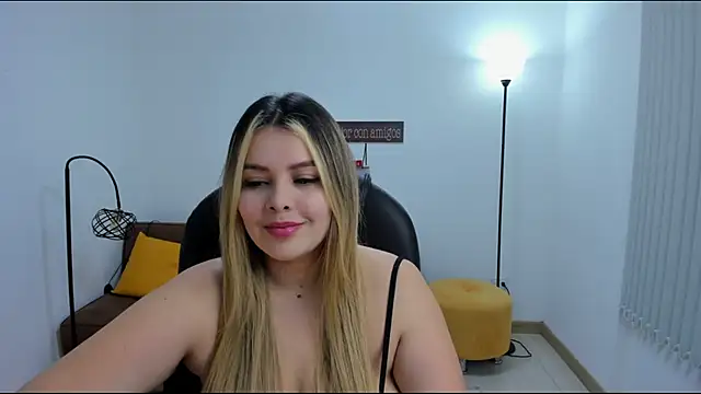 Snapshot of camiilaa1 chatting on February 9, 4:04 am camiilaa1 online show from February 9, 4:04 am