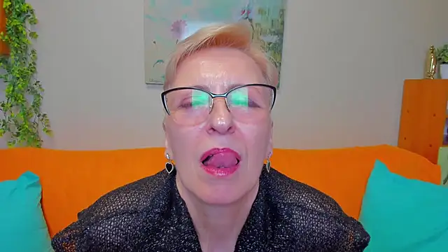 iamyourdream89 online show from April 2, 1:07 pm