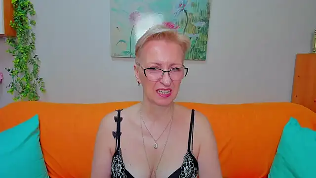 iamyourdream89 online show from April 6, 11:00 am