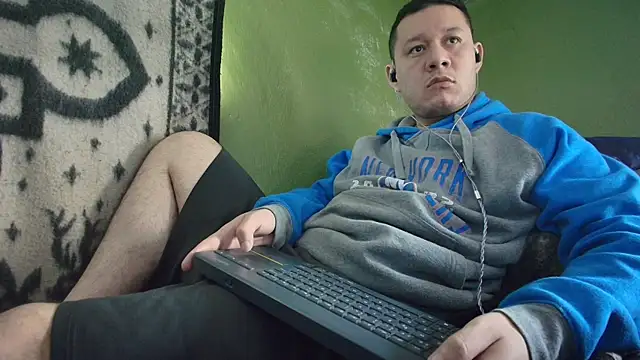 Snapshot of sweet_cock28 chatting on December 15, 3:18 pm sweet cock28 online show from December 15, 3:18 pm