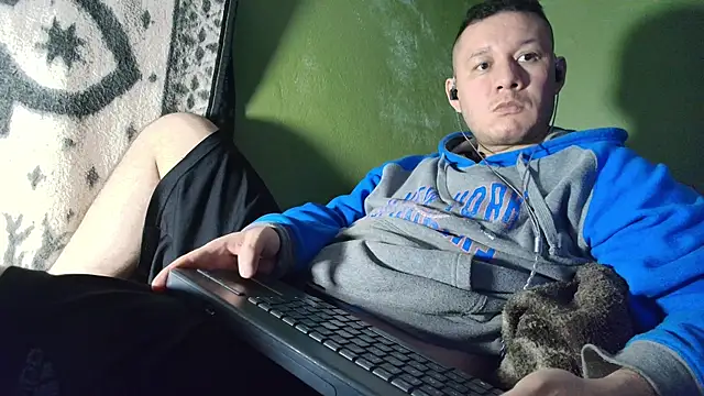 Snapshot of sweet_cock28 chatting on December 23, 3:17 am sweet cock28 online show from December 23, 3:17 am