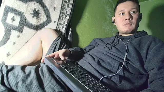 Snapshot of sweet_cock28 chatting on January 14, 3:32 am sweet cock28 online show from January 14, 3:32 am