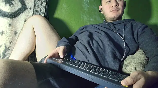 Snapshot of sweet_cock28 chatting on December 21, 4:25 am sweet cock28 online show from December 21, 4:25 am