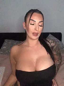 Snapshot of Mia-Bremer chatting on November 8, 9:57 am Mia-Bremer online show from November 8, 9:57 am