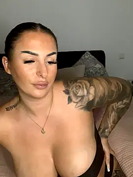 Snapshot of Mia-Bremer chatting on September 13, 7:47 pm Mia-Bremer online show from September 13, 7:47 pm