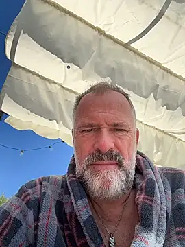 Snapshot of DaddybearVLC chatting on March 12, 11:03 am DaddybearVLC online show from March 12, 11:03 am