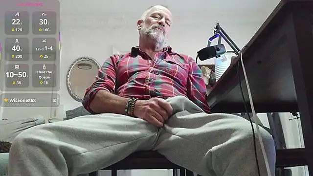 Snapshot of DaddybearVLC chatting on April 15, 9:37 am DaddybearVLC online show from April 15, 9:37 am