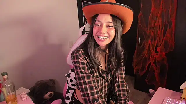 Snapshot of amber_yull chatting on October 31, 1:24 am amber yull online show from October 31, 1:24 am