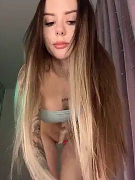 Snapshot of Alina_Vibe_Me chatting on February 13, 12:32 am Alina Vibe Me online show from February 13, 12:32 am