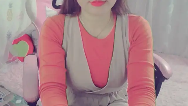 Snapshot of -R-Mai- chatting on December 10, 5:28 am -R-Mai- online show from December 10, 5:28 am