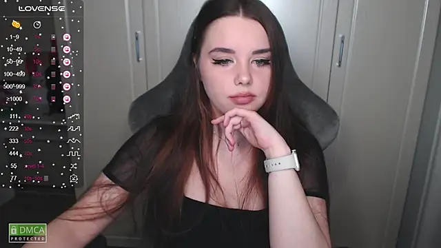 Snapshot of aliice_cutie chatting on December 19, 7:29 pm aliice cutie online show from December 19, 7:29 pm