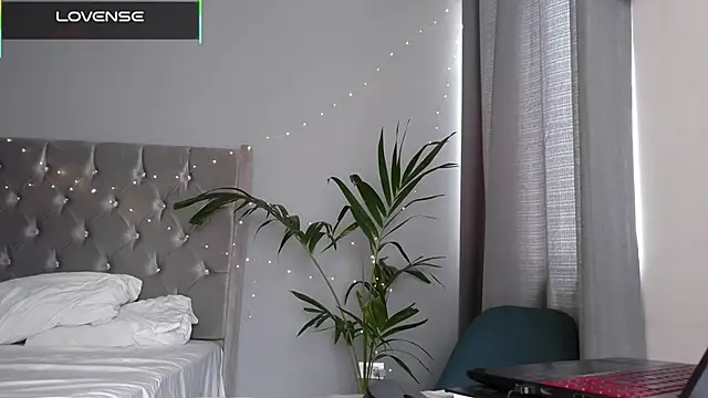 mini kunis online show from December 5, 4:05 pm