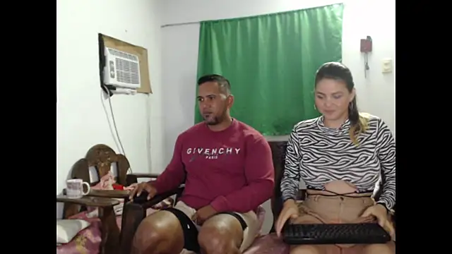 Snapshot of lover_1994 chatting on November 26, 10:15 am lover 1994 online show from November 26, 10:15 am