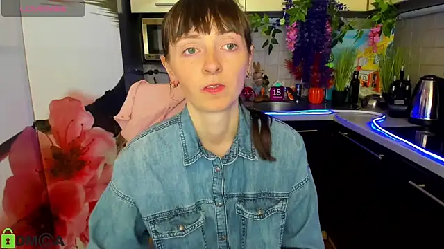 TayanaJons online show from April 3, 7:15 am