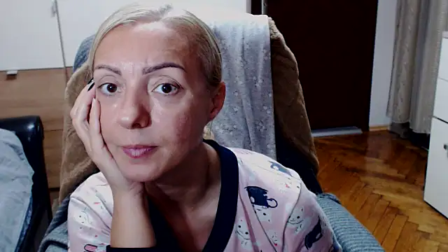 Snapshot of Leona-Exotic chatting on November 18, 11:57 am Leona-Exotic online show from November 18, 11:57 am