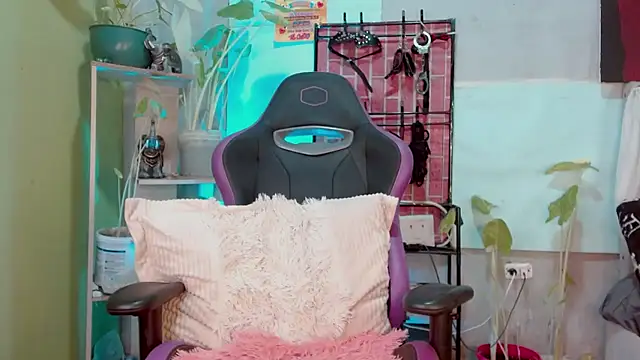 Snapshot of IM_MAYA chatting on November 16, 11:48 am IM MAYA online show from November 16, 11:48 am