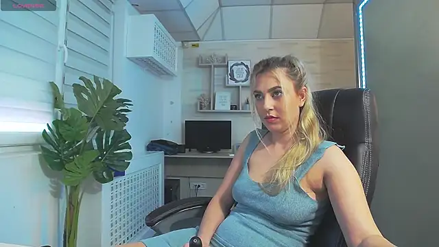 Snapshot of AvaBlue_ chatting on February 24, 9:00 am AvaBlue online show from February 24, 9:00 am