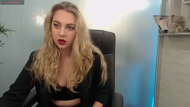 Snapshot of AvaBlue_ chatting on March 1, 4:04 am AvaBlue online show from March 1, 4:04 am